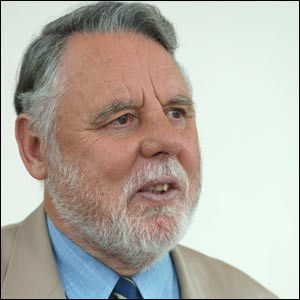 Terry Waite backs McKinnon