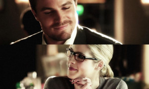 Arrow Saison 3 : Oliver et Felicity n'osent pas sauter le pas.