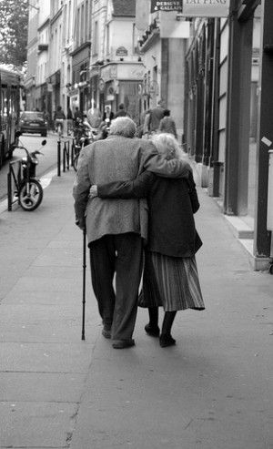 elderly-old-couple-in-love-walking-street