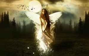 Engel met verlichte vleugels bij volle maan in een bos
