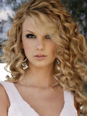 20. Taylor Swift’s Chic Curly Long Hairstyle
