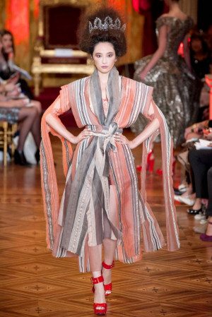 Vivienne Westwood desfile P V 2013 vestido estilo kimono de rayas