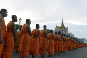 cambodgiens marchent en priant pour l'ancien roi Norodom Sihanouk ...