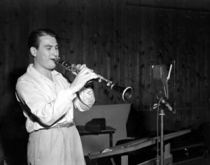 Former big band leader Artie Shaw is shown playing the clarinet on ...