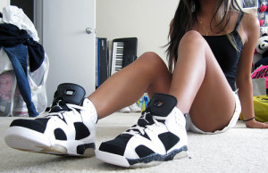 25 Photos of Hot Female Celebrities Wearing Fly Sneakers