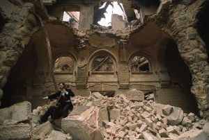Vedran Smailović tocando en la parcialmente destruida Biblioteca ...