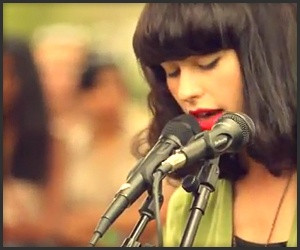 Kimbra's has an amazing voice and crazy talent! 