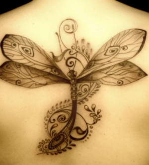 Tatuaje para mujer en la espalda, se trata de una libélula con un ...