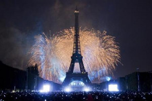 ... Day fireworks display in Paris July 14, 2011. REUTERS/Gonzalo Fuentes