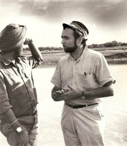 Sydney Schanberg with Indian army officer during the war for