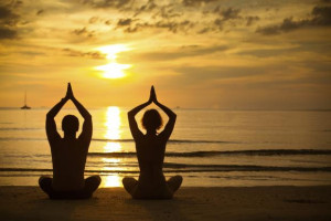 Partner-Yoga im Sonnenuntergang