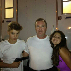 Justin Bieber aponta arma de brinquedo para o pai de Brandon David ...