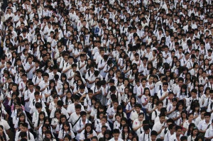Estudantes das Filipinas enfrentam salas lotadas durante volta às ...