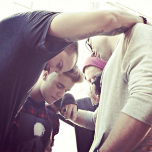 Justin Bieber prays with Hillsong NYC pastor Carl Lentz and The City ...