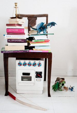 Books all over the place at Jenný friends house and a quote from John ...