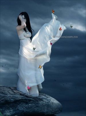 Фото Девушка в белом платье стоит на ...