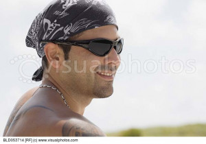 Hispanic man wearing sunglasses [BLD053714]