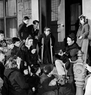 Woody Guthrie on a New York City stoop, 1943.