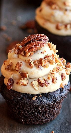 Chocolate Bourbon Pecan Pie Cupcakes with Butter Pecan Frosting #Fall ...