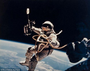 阿波罗登月老照片拍卖 惊奇经典瞬间图拍出天价