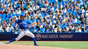 Toronto Blue Jays starting pitcher R.A. Dickey works against the ...