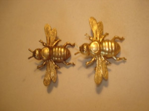 Pair of Bee Broochs Gold Tone Repouss'e﻿﻿﻿﻿﻿