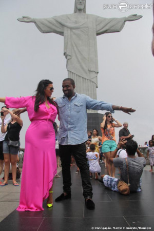 Fenda do vestido de Kim Kardashian mostra demais em visita ao Cristo ...