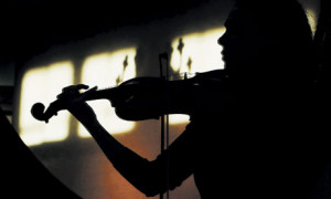 Woman-playing-the-violin-007.jpg