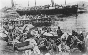 Description Smyrna-massacre-refugees port-1922.jpg