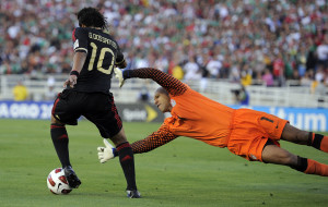 fotos.starmedia.comGiovani Dos Santos, Tim Howard
