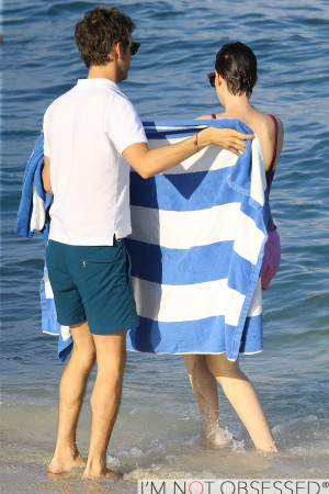 51363655 ‘Rio 2′ actress Anne Hathaway and husband Adam Shulman ...