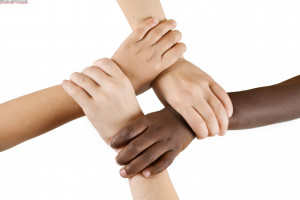 手拉手，各种皮肤的人种，互相帮助素材