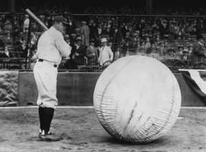 Photo : Getty Images) Baseball player Babe Ruth taking a swipe at an ...