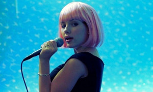 Scarlett Johansson Un-Memes John Travolta — Next Oscars Host?