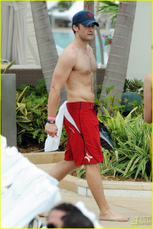 Matthew Morrison (aka Mr.Shue) gay?