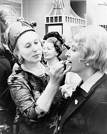 Estée Lauder with a customer (1966)