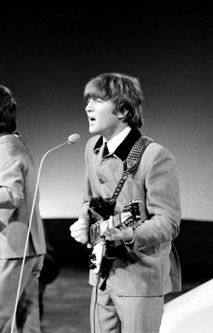 Lennon tocando con The Beatles en 1964 durante la cúspide de la ...