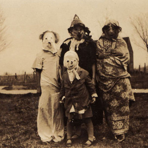 love seeing old vintage Halloween photos. They are always so extra ...