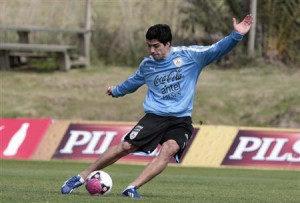 Uruguay's national soccer team player Luis Suarez practices free kicks ...