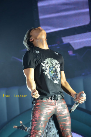 Daesung @ ShangHai Galaxy Tour Concert 120721 See that ? His body is ...