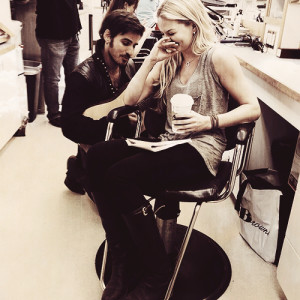 colin and jen behind the scenes - captain-hook-and-emma-swan Photo