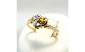 WEBSHOP SPECIAL! 9 CT YELLOW GOLD RING - HEART SHAPED WITH SOLITAIRE ...