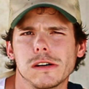 Calum Hood and his Teddy. pic.twitter.com/cVldvgGWVw