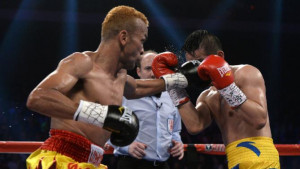 Thailand's Amnat Ruenroeng (L) fights against China's Zou Shiming ...