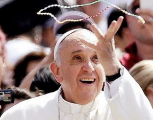 Pope-Francis-w-rosary.jpg
