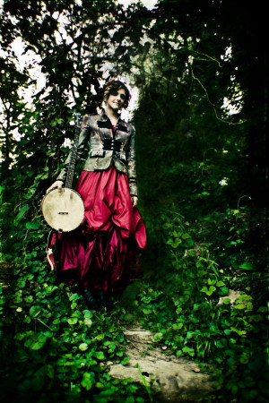 Abigail Washburn - she plays the banjo and speaks (and sings in ...