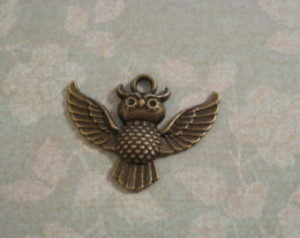 Set of 5 antique bronze soaring owl pendant charms ...