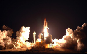Space Shuttle achtergrond met de lancering van een Space Shuttle bij ...
