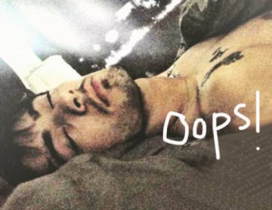 Courtney also snaps few pictures of Zayn's sleeping after their 