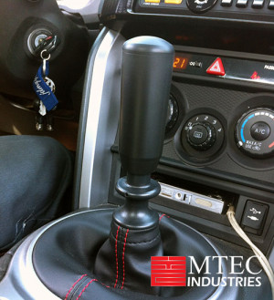 Lightweight vs. weighted shift knobs